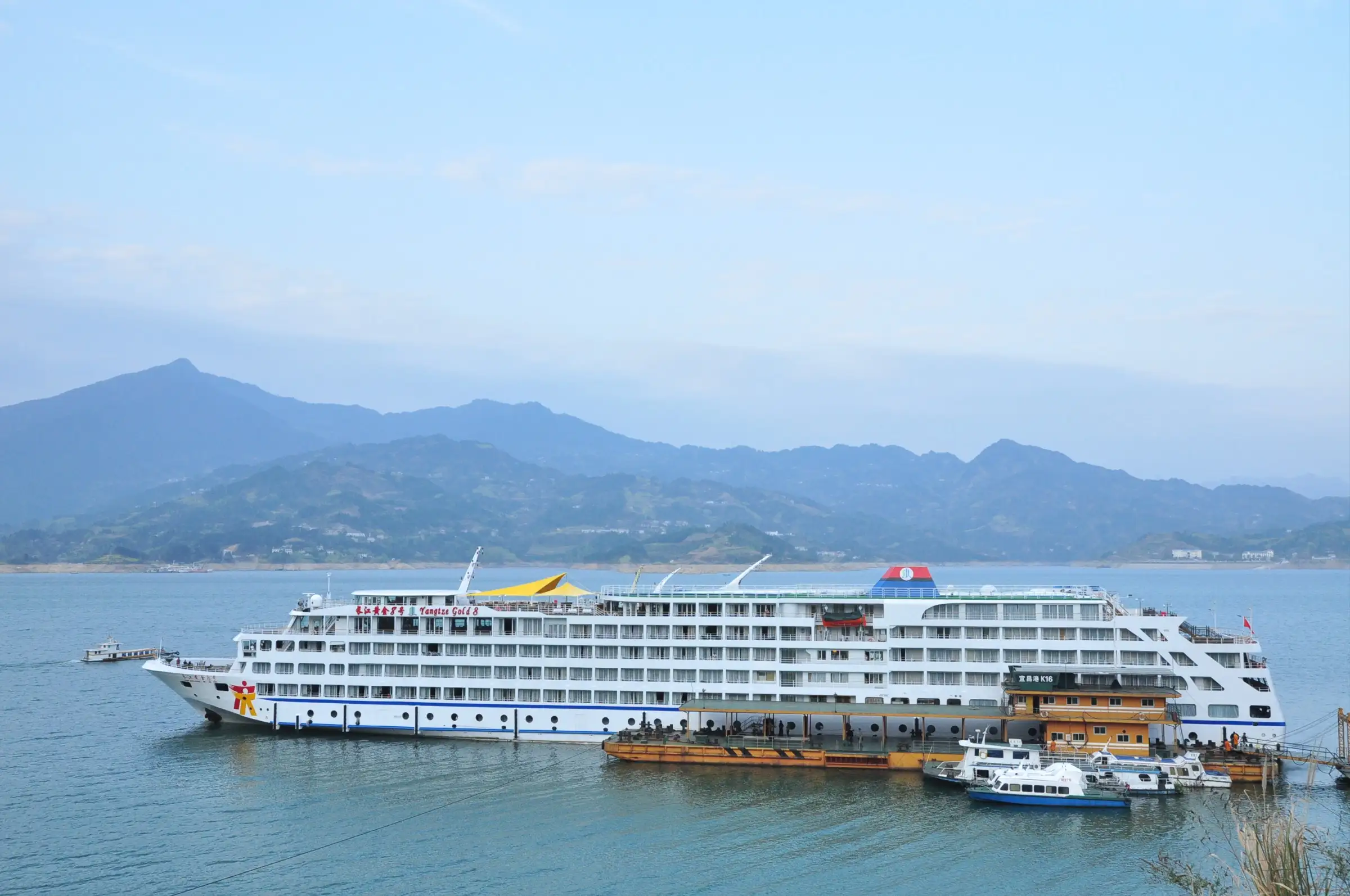 Gold 8 Cruise cruise ship on the Yangtze River